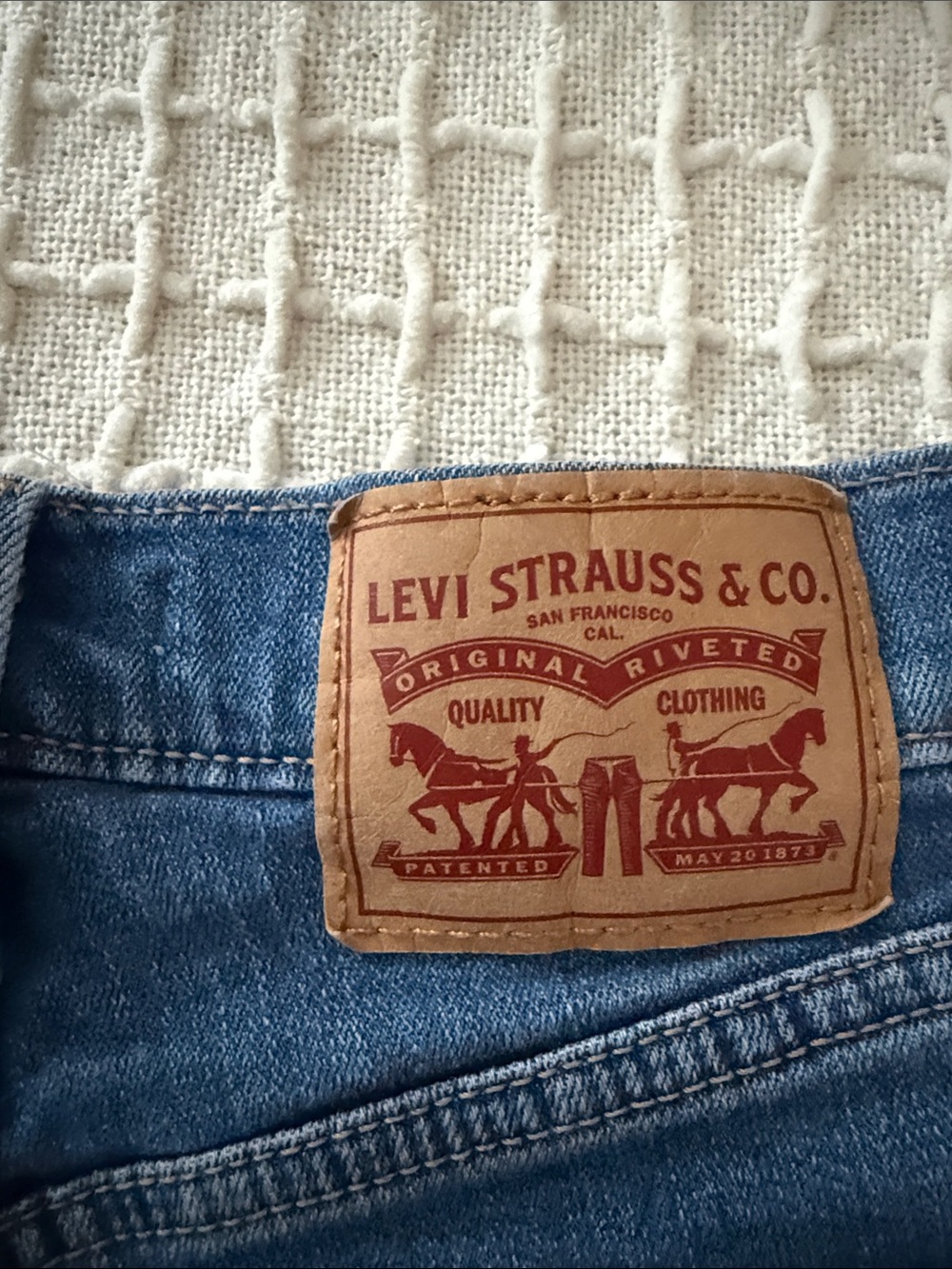 Levi’s High Rise Shorts - Picture 3 of 7